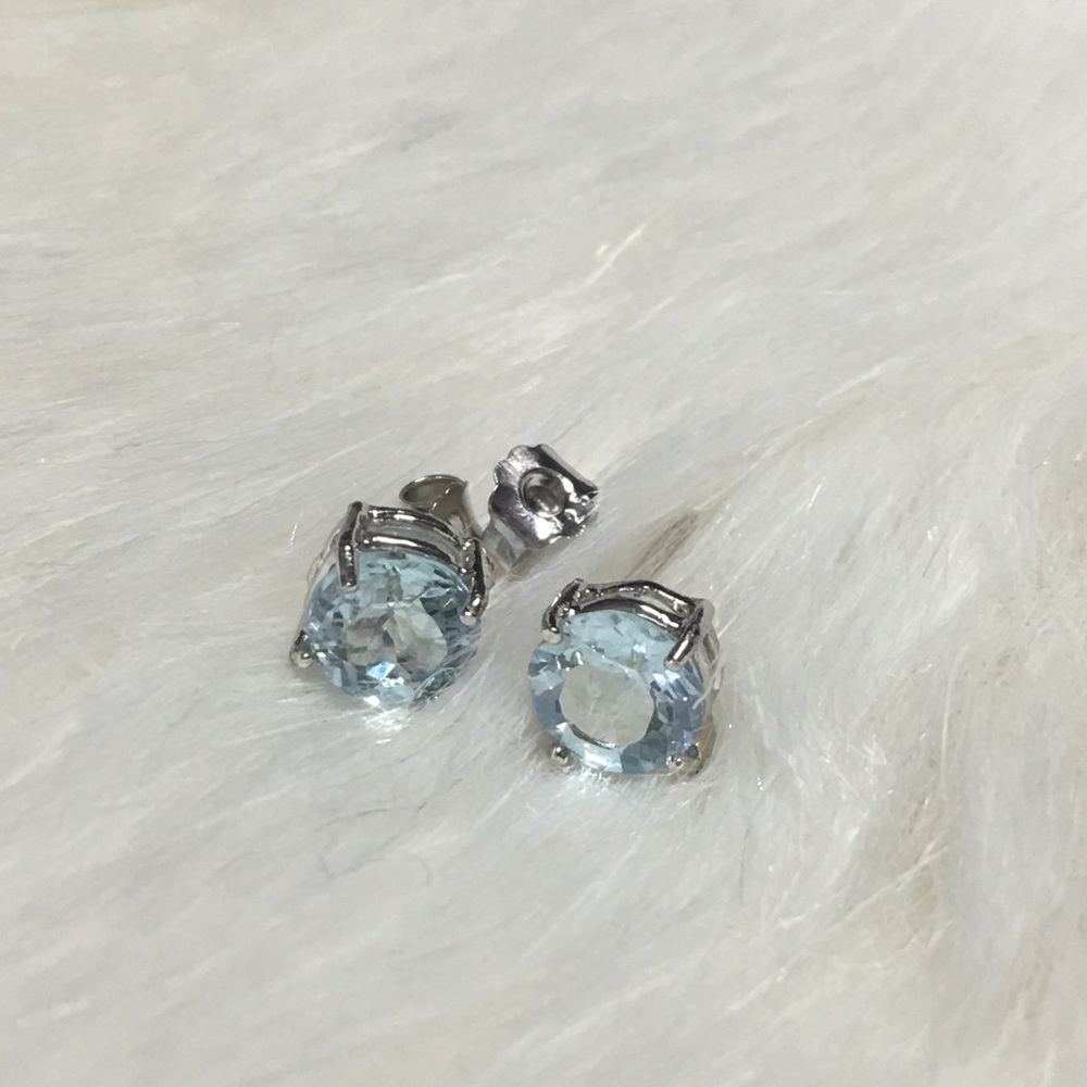 2 Carats stimulated aquamarine ear studs